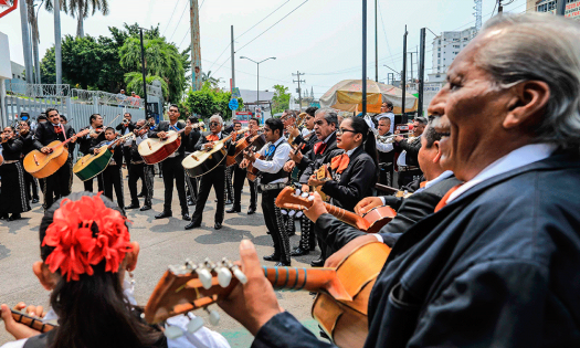 Mariachis llevan serenata a hospitales de Acapulco para apoyar a médicos