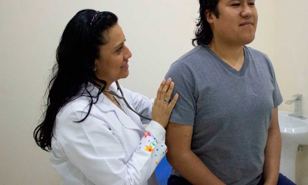 Marina contratará médicos con sueldos de 35 mil pesos