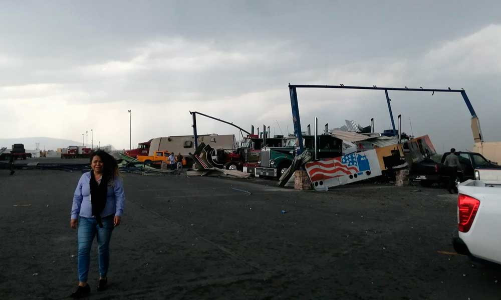 Video: Tornado en Apodaca deja daños en autos y casas