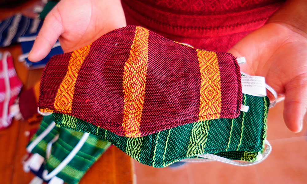 Tejedores de Oaxaca elaboran mascarillas con telas para huipiles
