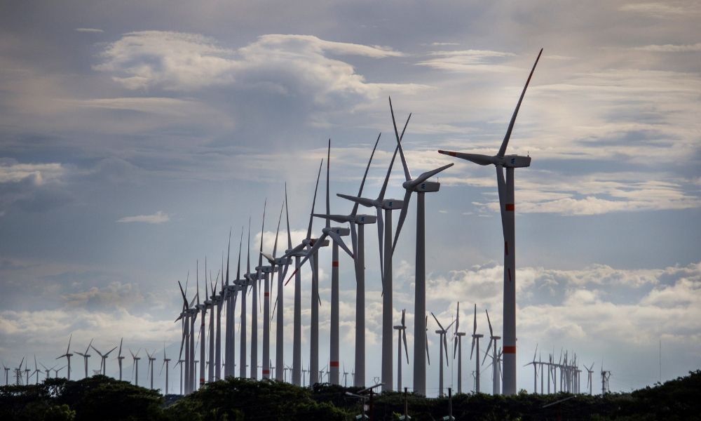 México emite acuerdo que limita participación privada en energías renovables