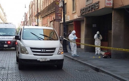 Localizan cuerpo frente a las puertas de Palacio Nacional