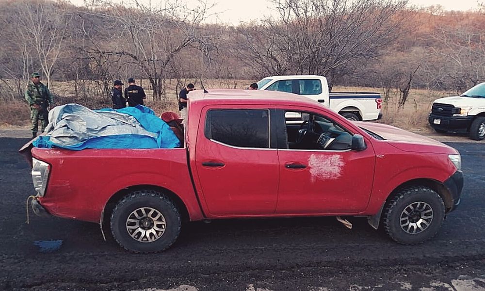 Dejan 12 cuerpos en una camioneta en Michoacán