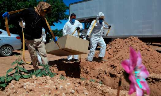 En Acapulco crean 300 fosas comunes para muertos por COVID-19