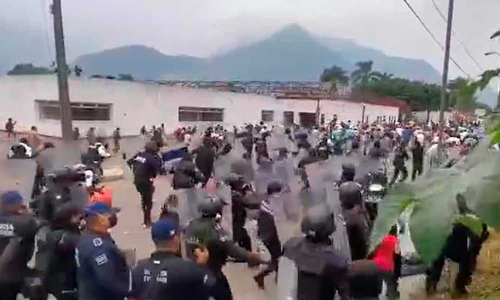 Reprime policía a campesinos en Veracruz