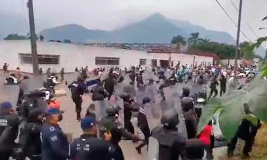 Reprime policía a campesinos en Veracruz