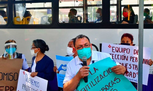 Médicos denuncian que los obligan a reutilizar cubrebocas