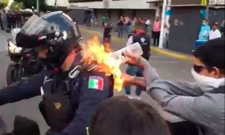 Buscan a persona que prendió fuego a policía de Guadalajara