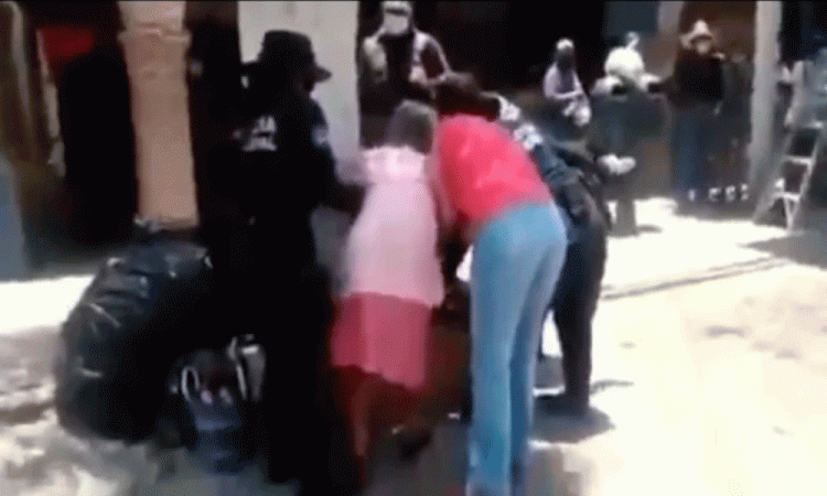 Policías retiran a mujer de la tercera edad en Querétaro por no usar cubrebocas