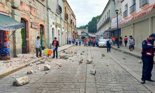 Muere una persona en Oaxaca y se caen muros por sismo