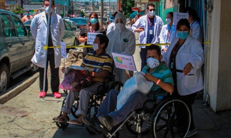Dos migrantes vencen al COVID-19 y salen de albergue de Tijuana