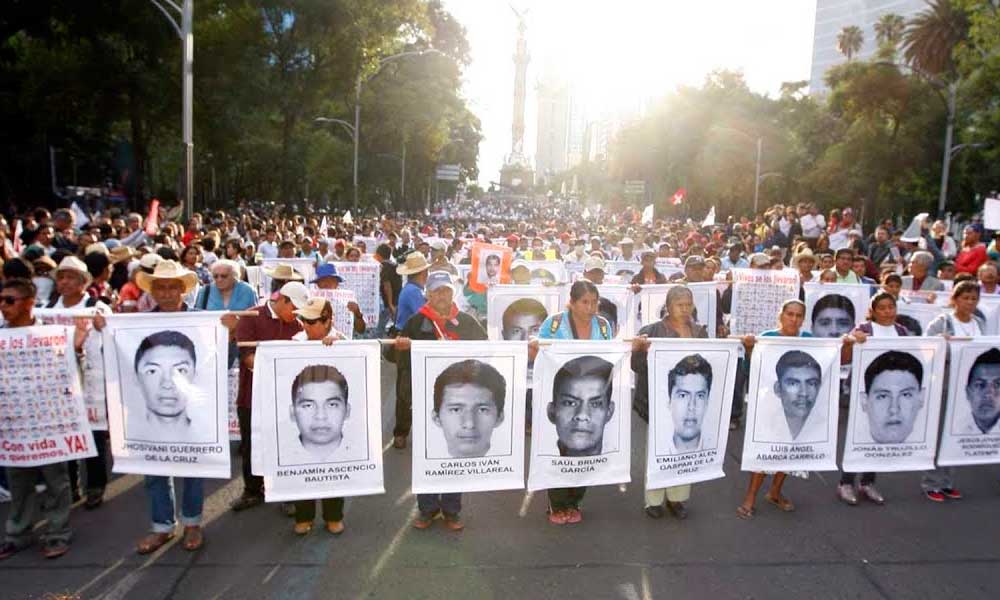 FGR ordena detener a 46 funcionarios por el caso Ayotzinapa