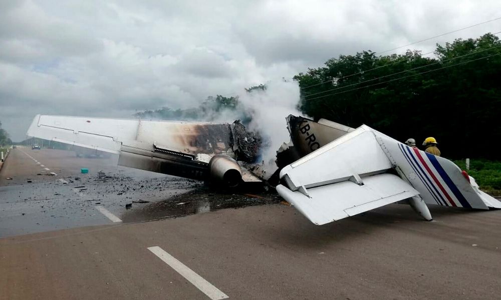 Presunto avión del narco se desploma e incendia en Quintana Roo
