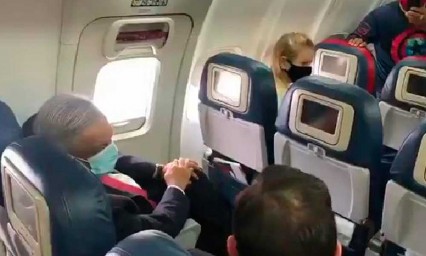 López Obrador despega rumbo a Estados Unidos en avión comercial