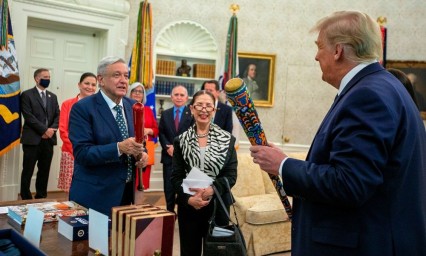 Trump y AMLO intercambian bates de béisbol de regalo