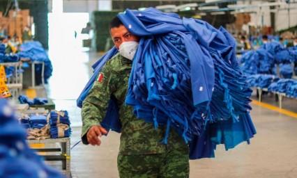 Un ejército detrás de máquinas de coser ayuda a combatir la COVID en México