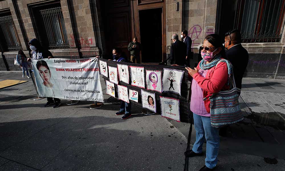 Madres de víctimas de feminicidios muestran hartazgo en Palacio Nacional