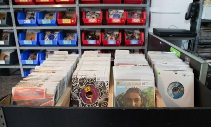 La nostalgia mantiene a flote a tienda de vinilos mexicana ante la pandemia