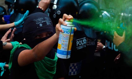 Mujeres exigen la despenalización del aborto en una marcha en CDMX