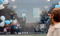 Una cabina desinfectada para presentar bebés nacidos en pandemia en Monterrey