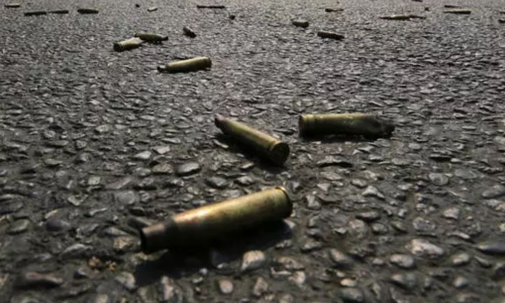Las autoridades recabaron 55 cartuchos de balas de fusil.
