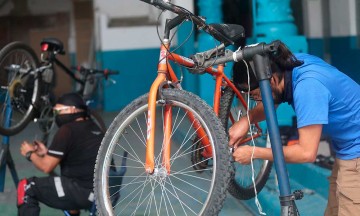 En CDMX reciclan bicicletas y se las regalan al personal médico que combate el Covid