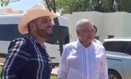 AMLO no le niega foto a El Komander en su visita a Culiacán