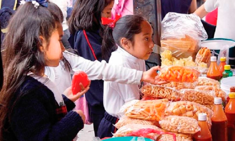 Oaxaca, primera entidad en prohibir alimentos chatarra a menores de edad 