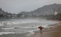 Genevieve se convierte en huracán en costas de Jalisco y causa lluvias