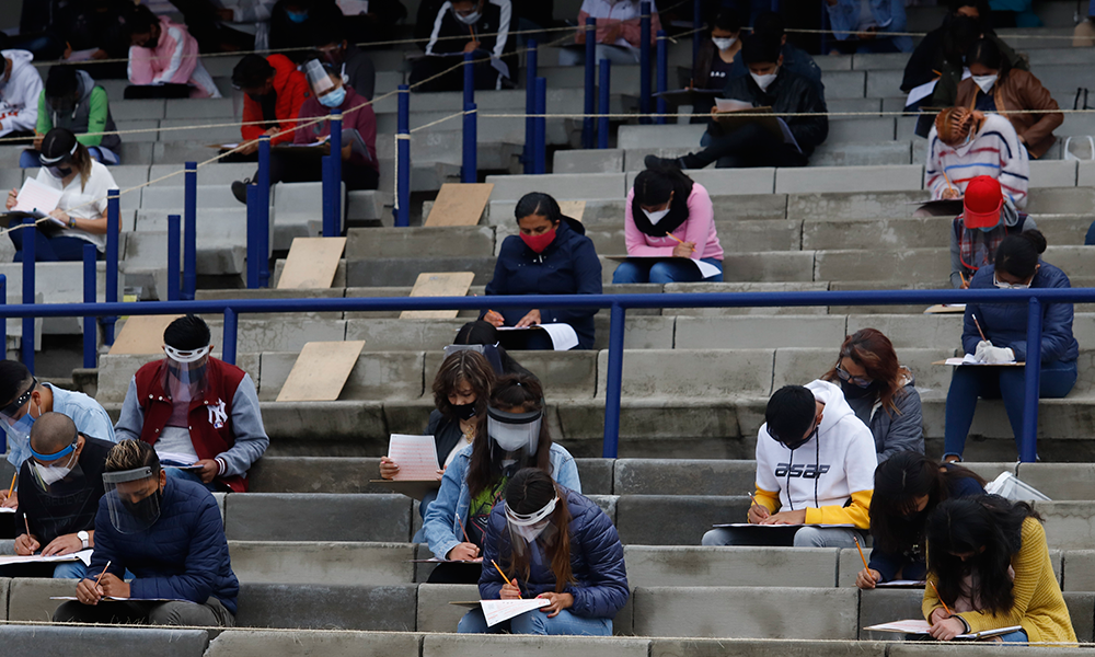 Pruebas de acceso a la UNAM se celebran en estadio al aire libre por pandemia