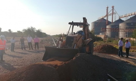 Yaquis liberan vía de tren en Sonora ante promesa de obra social