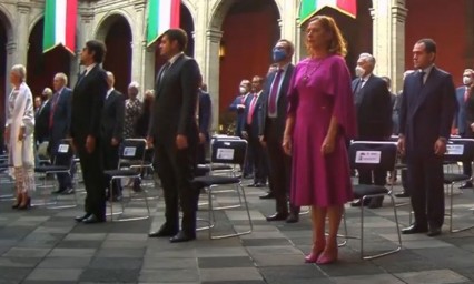 En primera fila Beatriz Gutiérrez Müller en el segundo informe de AMLO