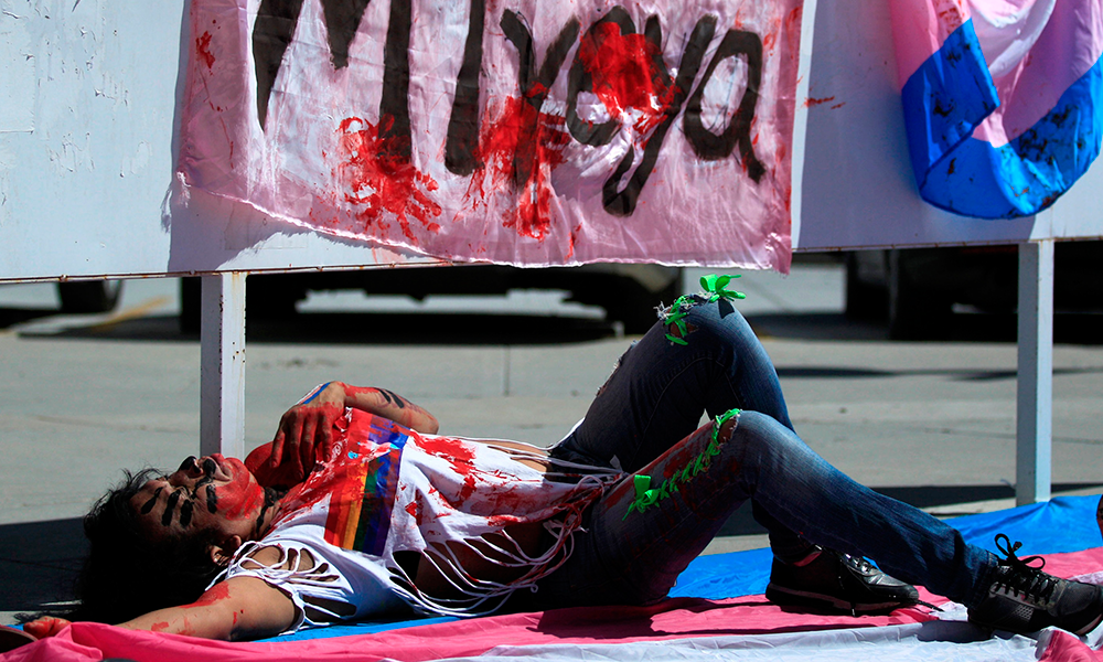 Activistas LGBT cierran vialidad en CDMX por recientes asesinatos