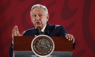 AMLO indica en el spot que el Papa Francisco ha dicho que ayudar a los pobres no es comunismo.