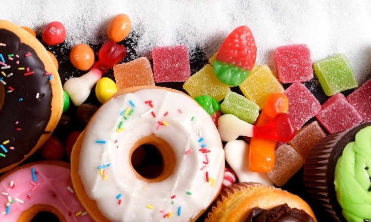 Aumento de impuestos a refrescos e incluir papitas, galletas y pasteles: fórmula para combatir obesidad