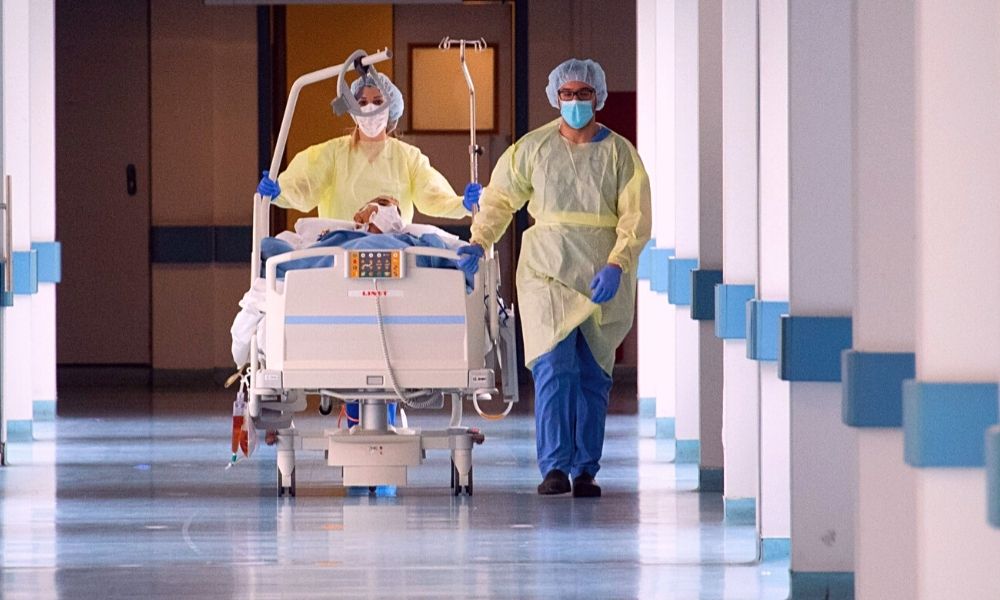 Los hospitales mexicanos tienen ocupadas 10 mil 375 camas por pacientes con síntomas leves de coronavirus. 