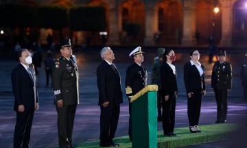 México iza su bandera a media asta para conmemorar a víctimas de terremotos 