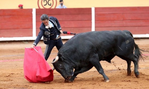 Silveti corta dos orejas en festejo de 150 años de Piedras Negras