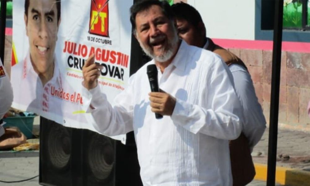 Agreden a “huevazos” a Fernández Noroña en Hidalgo