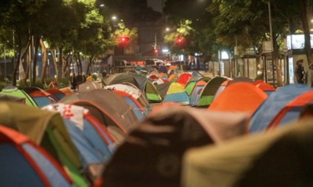 Manifestantes del FRENAAA abandonan sus casas de campaña en la Avenida Juárez 