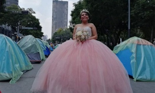 Plantón de FRENAAA sirve de set para quinceañera 