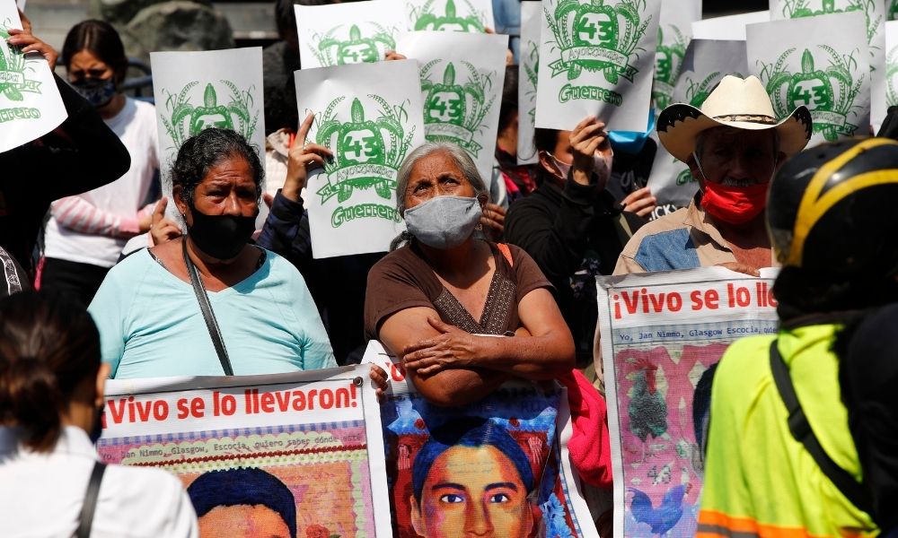 Padres de Ayotzinapa protestan ante Suprema Corte de Justicia de la Nación