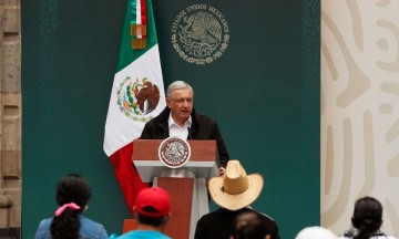 AMLO habló con los padres de los 43 estudiantes desaparecidos en Palacio Nacional.