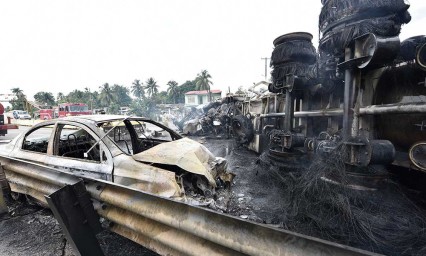 Explosi&oacute;n de pipa de gasolina mata a cuatro personas en Tabasco