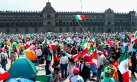¿Y se iría a Palenque? Opositores de AMLO extienden protesta a todo el Zócalo de México