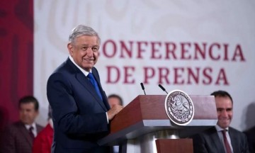 “Échenle ganas”: AMLO les dice a FRENAAA sobre mantenerse en plantón hasta 2022