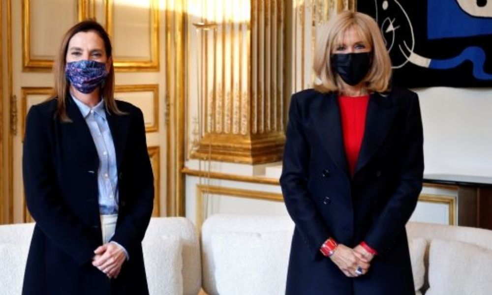 Se reúne Beatriz Gutiérrez en París con esposa de Macron y firma convenio bibliotecario