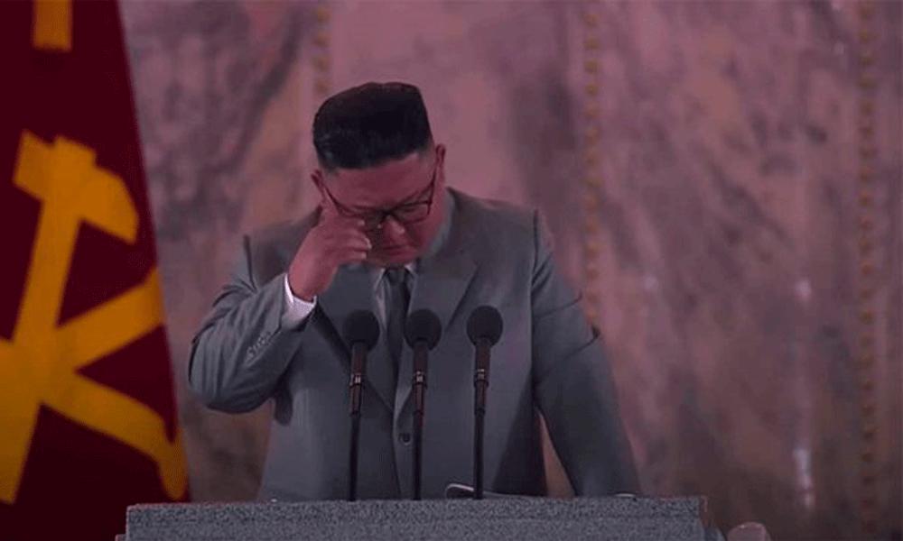 El mandatario Kim Jong-un, conmueve con su discurso y no aguanto las ganas de llorar.