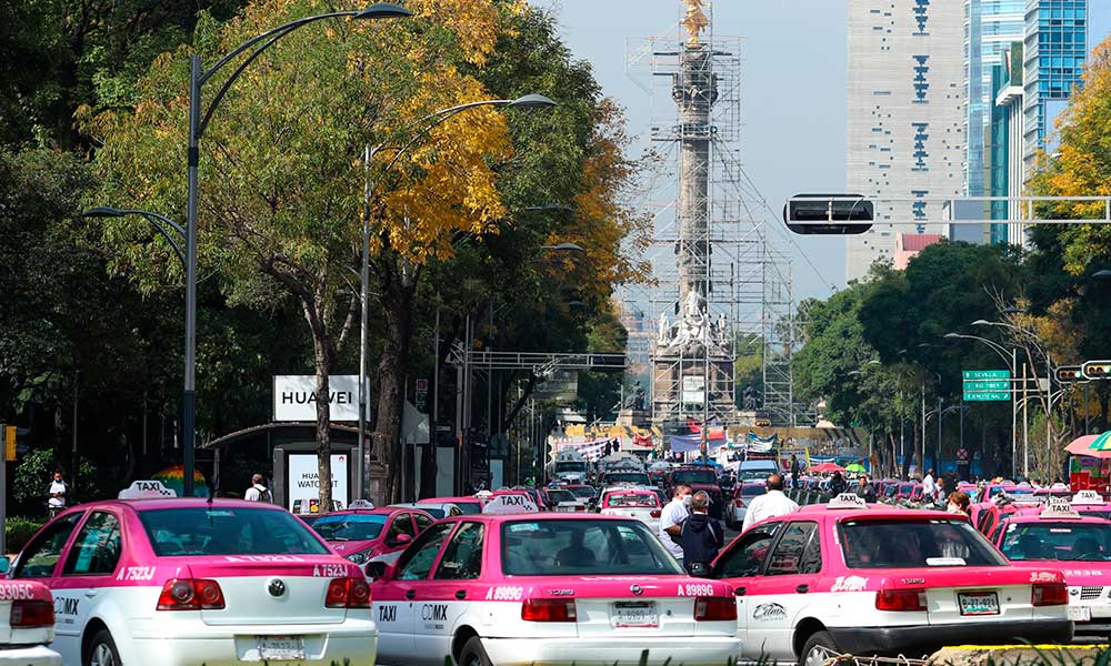 Taxistas sitian Ángel de la Independencia para regular más control a Uber