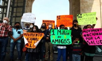 Padres de niños con cáncer denunciarán penalmente a AMLO